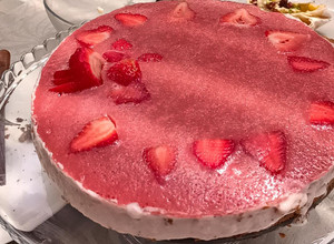 Una foto de Torta helada bavaroise de leche de coco y frutilla