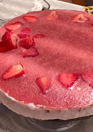 Una foto de Torta helada bavaroise de leche de coco y frutilla