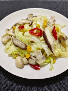 高麗菜炒雙菇(簡單料理) 的食譜成品照片