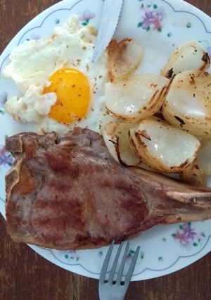 Una foto de Churrasco con cebolla y huevo