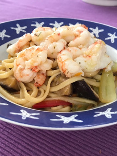 Una foto de 🍁 Tallarines al estilo chino con gambas al ajillo 🧄