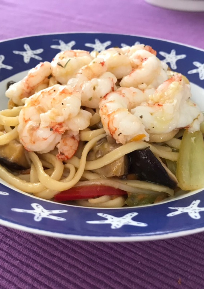 Una foto de 🍁 Tallarines al estilo chino con gambas al ajillo 🧄