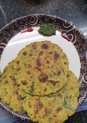 પાલક મેંથી થેપલા(Palak Methi Thepla Recipe In Gujarati) રેસીપી મુખ્ય ફોટો