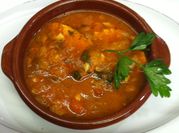 Una foto de filetes de pescado a la provenzal