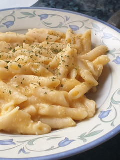Una foto de Macarrones con salsa de zanahoria y anacardos