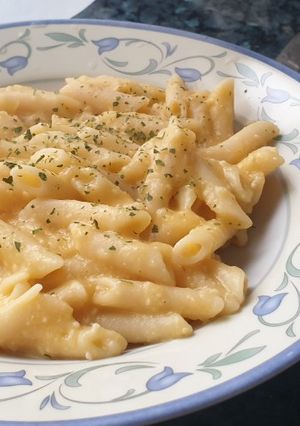 Una foto de Macarrones con salsa de zanahoria y anacardos