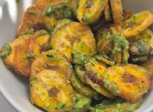 Una foto de Tostones con Salsa Guasacaca
