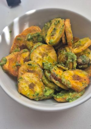 Una foto de Tostones con Salsa Guasacaca