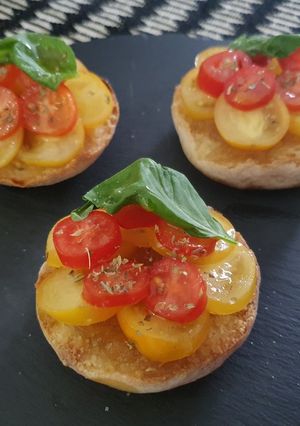 Foto di Friselle con marmellata di cipolle e pomodorini