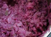 Una foto de repollo morado y manzana