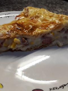 Una foto de Tarta rellena salsa blanca y panchos