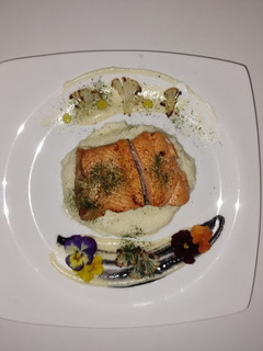 Una foto de Trucha en puré de coliflor y salsa blanquet con eneldo y tinta de calamar