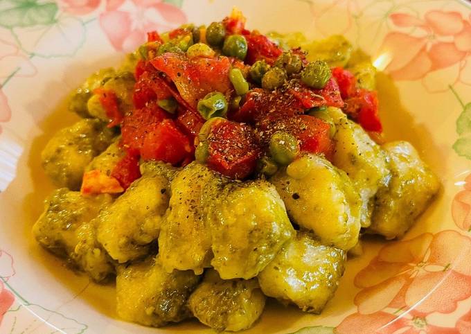Guida passo passo a Preparare Qualsiasi notte della settimana Gnocchi al sugo di piselli