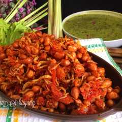 รูปของ Teri kacang sambal tomat