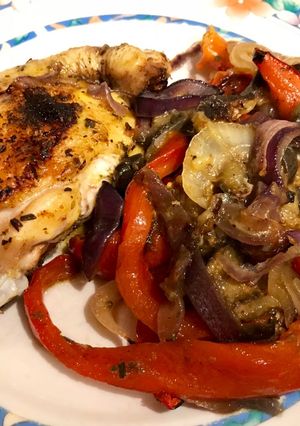 Una foto de Pollo al horno con berenjenas morrón y cebolla muy sabroso!