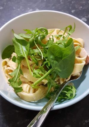 A picture of Creamy garlic pasta.