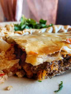Una foto de Torta de carne picada y zanahoria con masa casera 😋