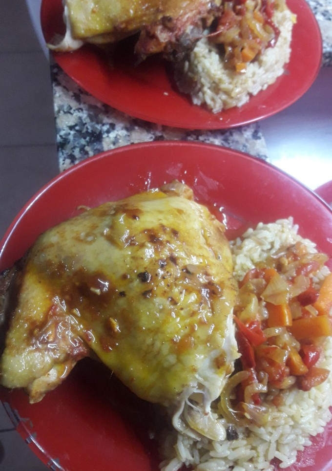 Una foto de Pollo al horno con verduras y arroz con limón para acompañar