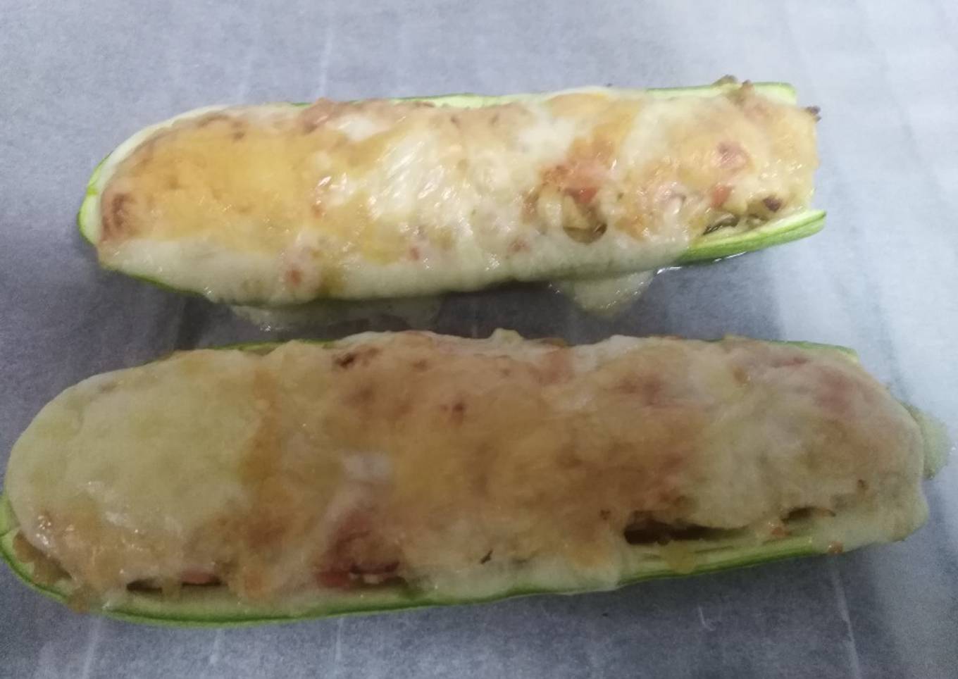 Calabacín relleno de verduras y pechuga de pollo