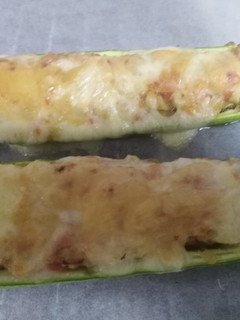 Una foto de Calabacín relleno de verduras y pechuga de pollo