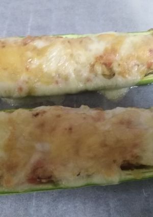 Una foto de Calabacín relleno de verduras y pechuga de pollo