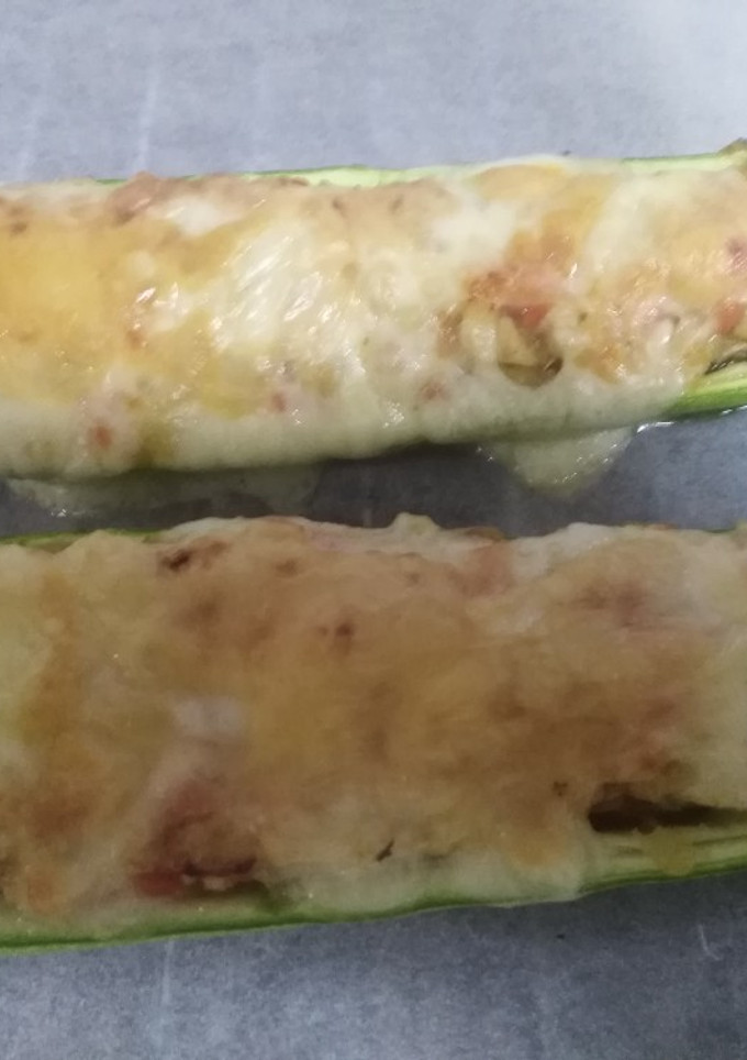 Una foto de Calabacín relleno de verduras y pechuga de pollo