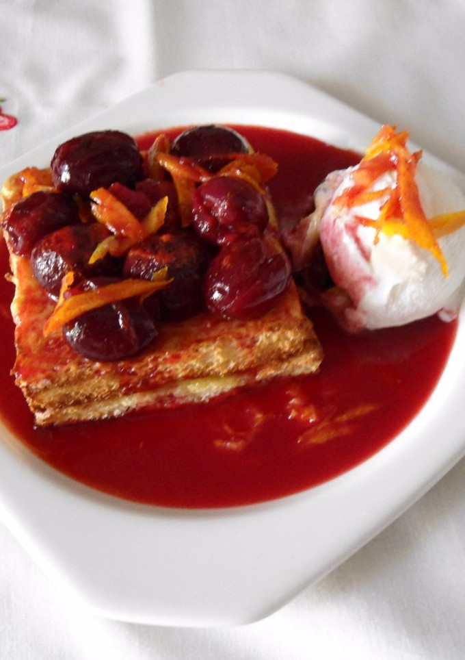 Una foto de Pan de molde con cerezas y helado