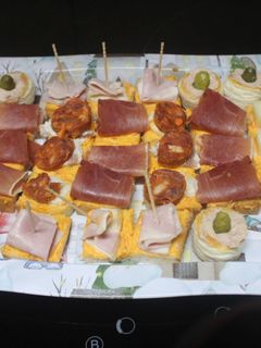 Una foto de Aperitivos de pan de molde con volovanes
