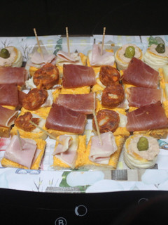 Foto principal de Aperitivos de pan de molde con volovanes