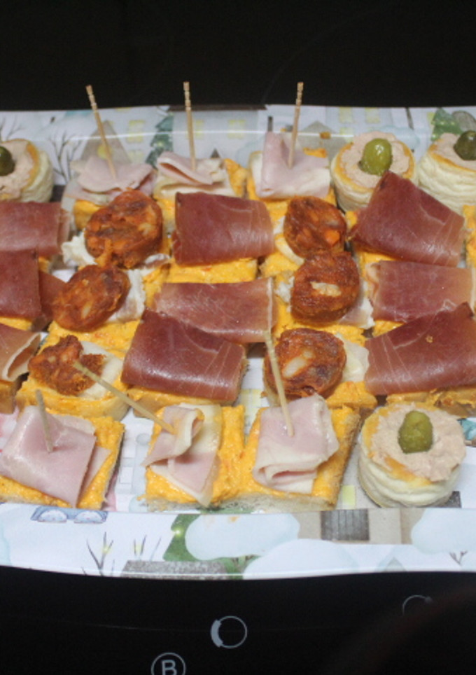 Una foto de Aperitivos de pan de molde con volovanes