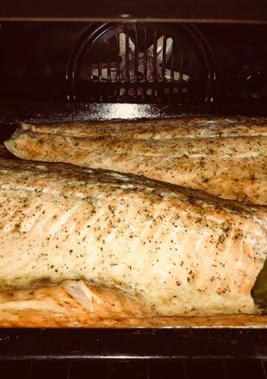 Una foto de Salmón con aderezo de panceta y finas hierbas