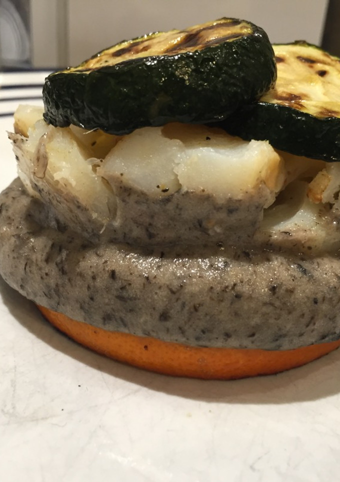 Una foto de Bacalao confitado con parmentier de aceitunas