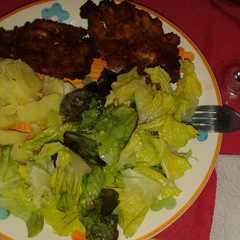 Una foto de Pollo apanado con ensalada