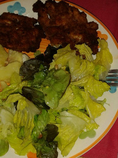 Una foto de Pollo apanado con ensalada