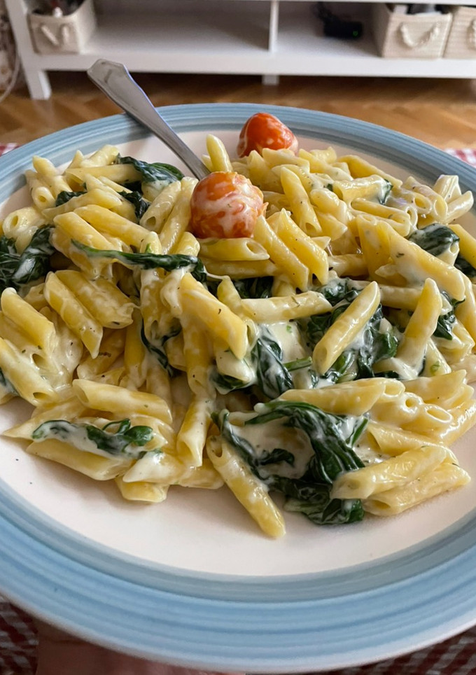 Una foto de Pasta con espinacas y tomate