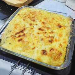 Makaroni schotel keju jamur panggang dengan topping saus bechamel রেসিপির প্রধান ছবি