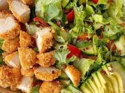 Una foto de ensalada de pechuga de pollo