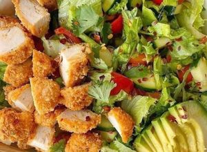 Una foto de Pechuga de pollo con ensalada