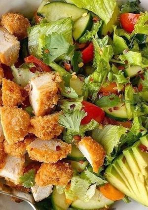 Una foto de Pechuga de pollo con ensalada