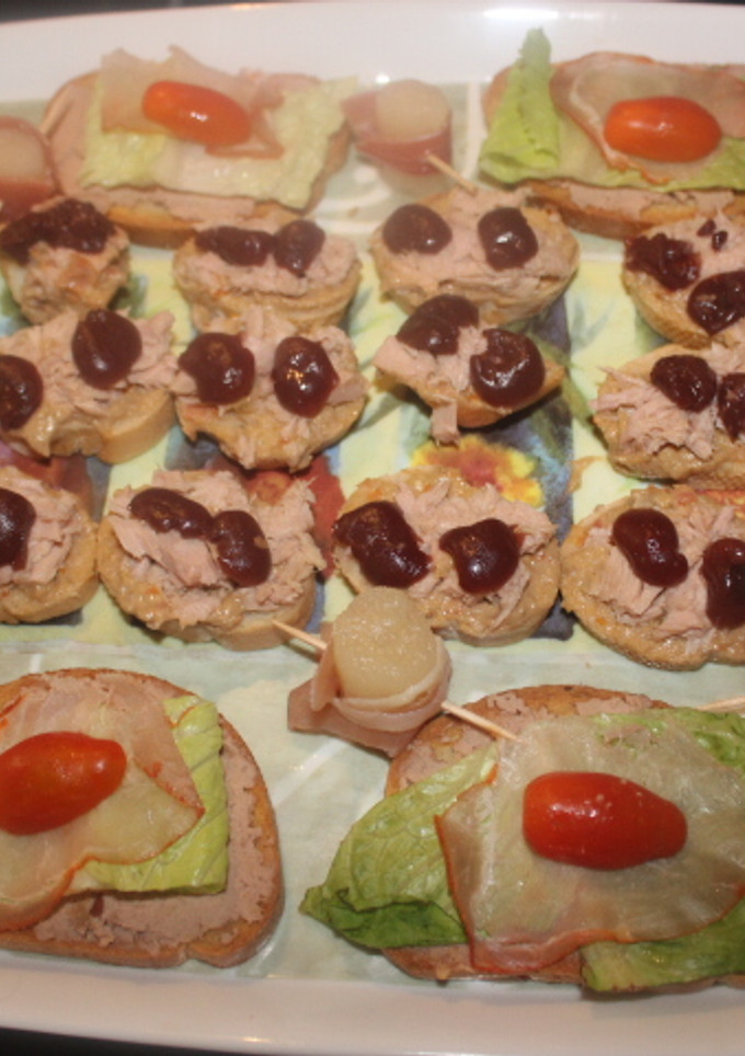 Una foto de Cenando jamón, lomo y paté