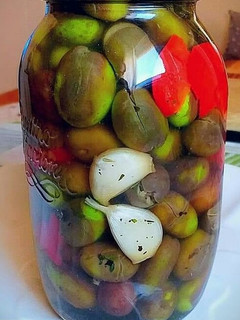 Una foto de Aceitunas gordales en un aliño de hierbas aromáticas infusionada