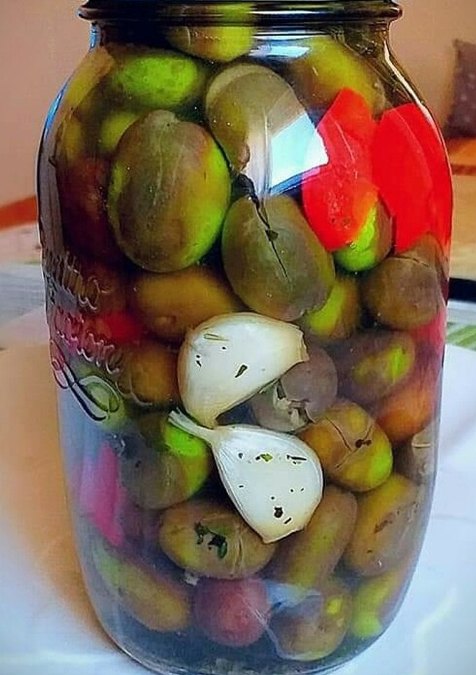 Una foto de Aceitunas gordales en un aliño de hierbas aromáticas infusionada