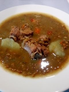 Una foto de Lentejas con costillas