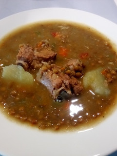 Una foto de Lentejas con costillas