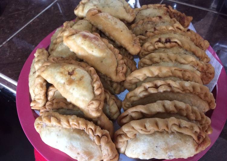 Empanadas de carne molida y frijoles