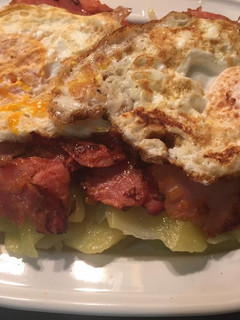 Una foto de Lacón con patatas y huevo