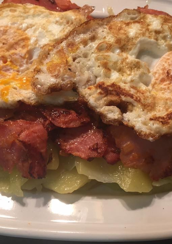 Una foto de Lacón con patatas y huevo