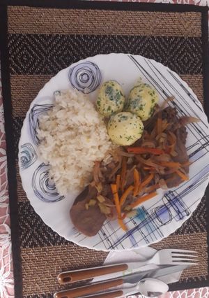 Una foto de Lengua con verduras salteadas