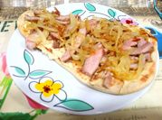 Una foto de pan de garbanzos en sartén