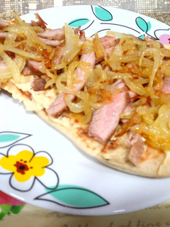 Una foto de Pan naan con hummus, secreto ibérico y cebolla